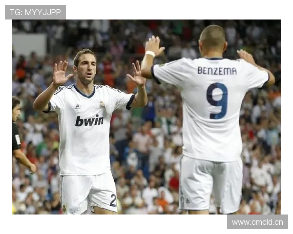 伪9号的终极答案：本泽马如何重新定义现代中锋