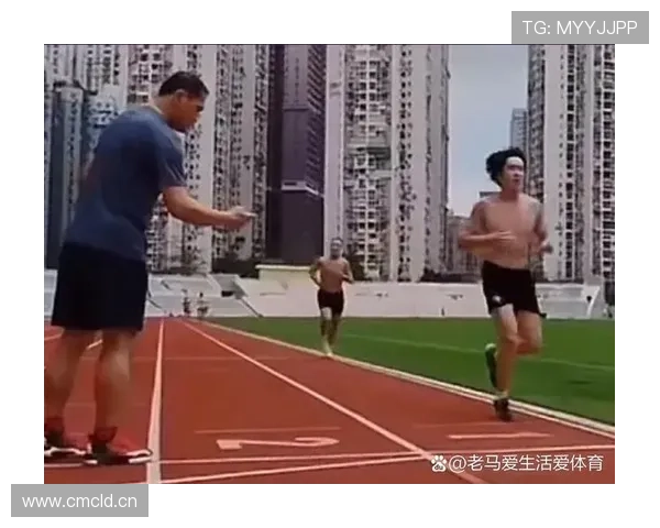 王楚钦训练完直接去提了辆大G？