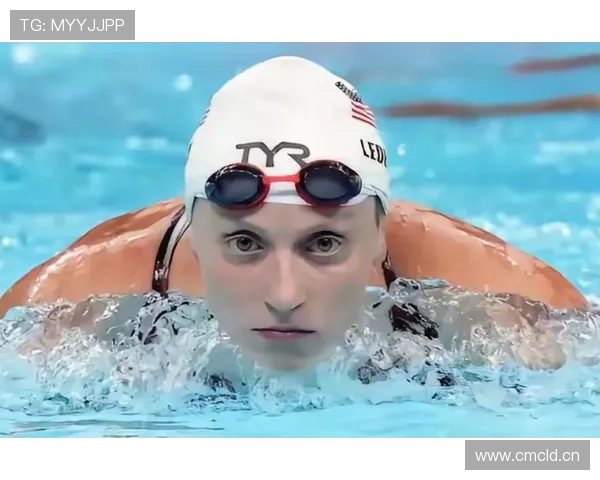 凯蒂·莱德基下了泳池像神，上街手提袋那些标签看得我想去找ATM
